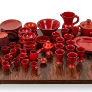 Exceptionnel service de table rouge signé Robert Picault vers 1955.