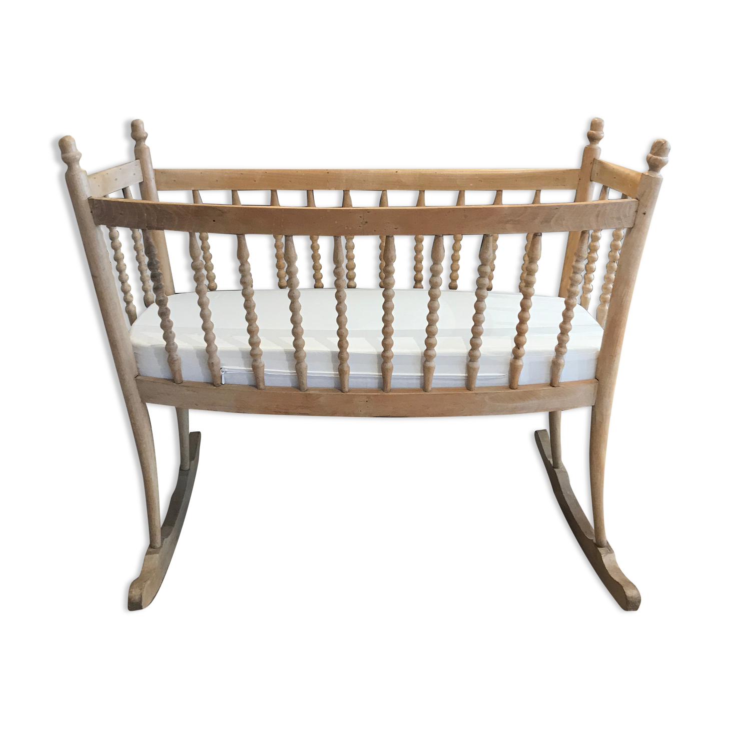 Crib in pearl wood crib