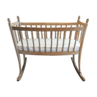 Crib in pearl wood crib