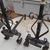 Paire de chenets en fer forgé et laiton