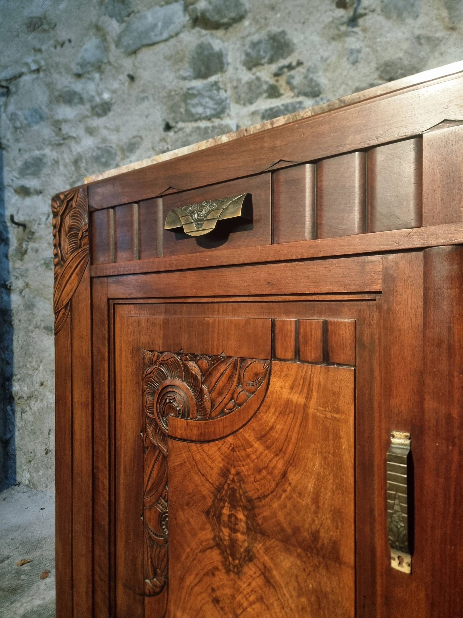 Buffet art déco français en noyer avec plateau en marbre (années 1930)