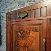 Buffet art déco français en noyer avec plateau en marbre (années 1930)