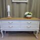 Commode basse meuble TV rangements relooké gris claire et bois naturel