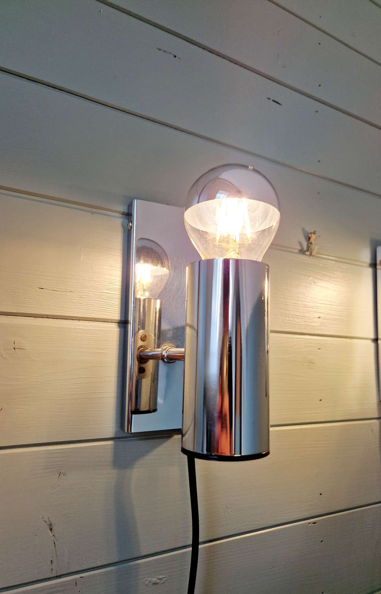 Pair of tubular wall sconces in chrome metal, 1970.