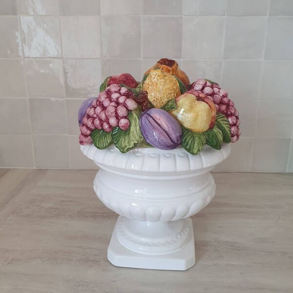 Vase Médicis et composition en barbotine de fruits