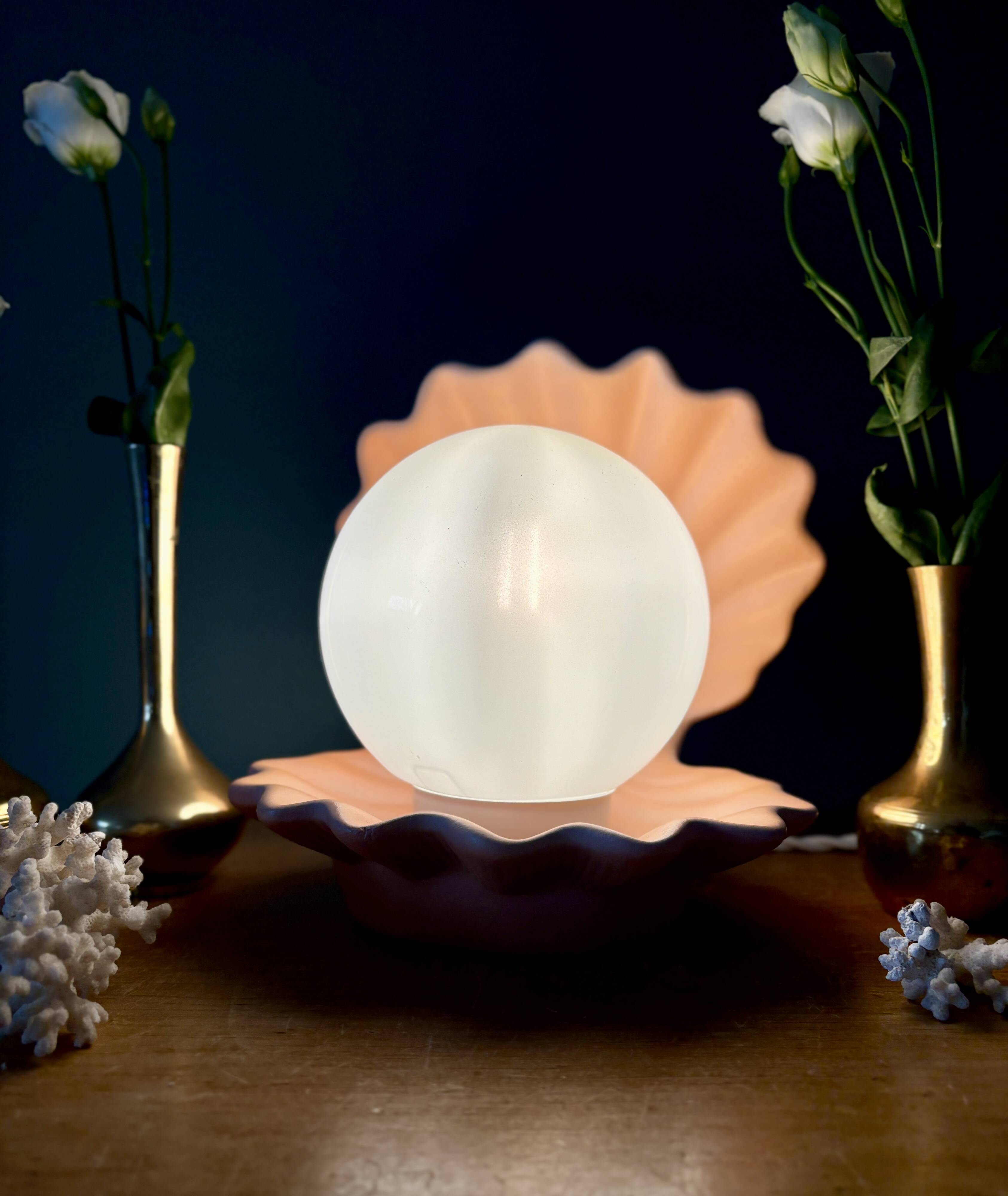 Lampe vintage en forme de coquillage en céramique et opaline.