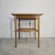 Table basse en bois des années 70 avec étagère à lattes.