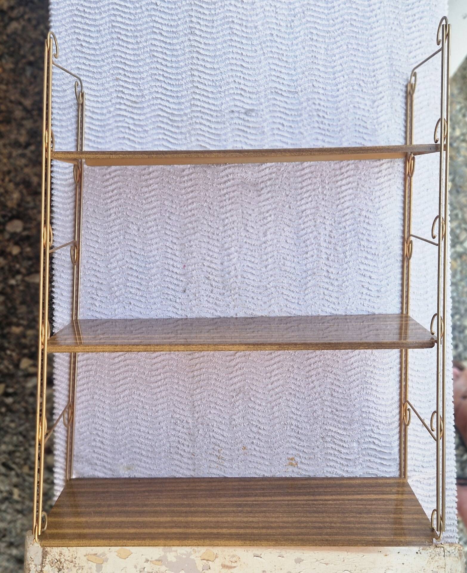 Wall shelf in metal with slanted shelves