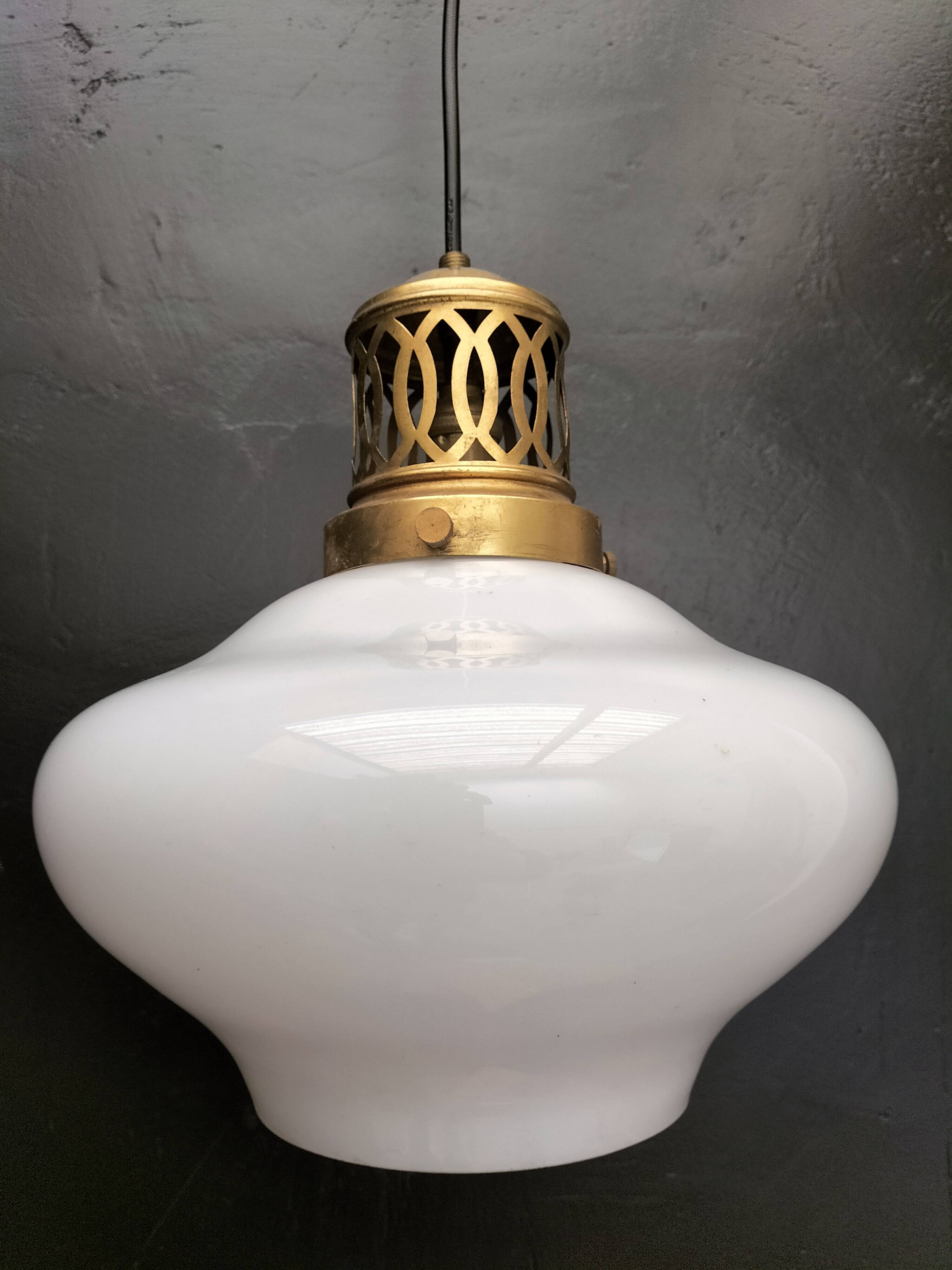 White opaline suspension