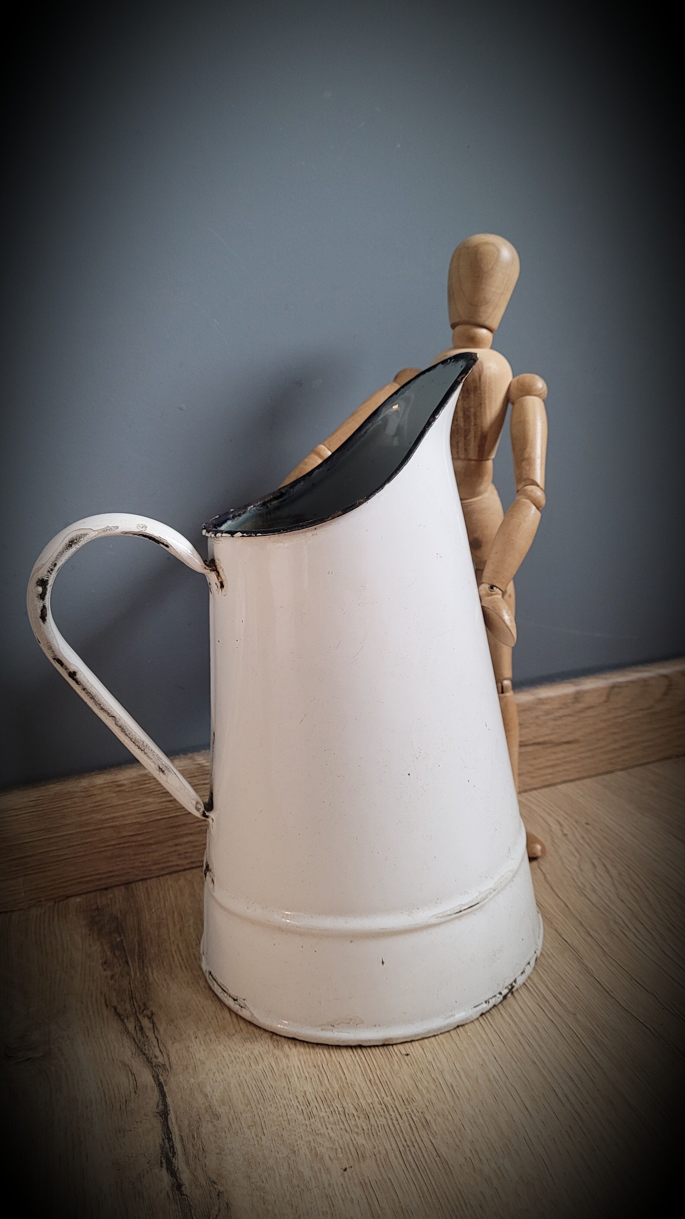 White enamelled broc P
