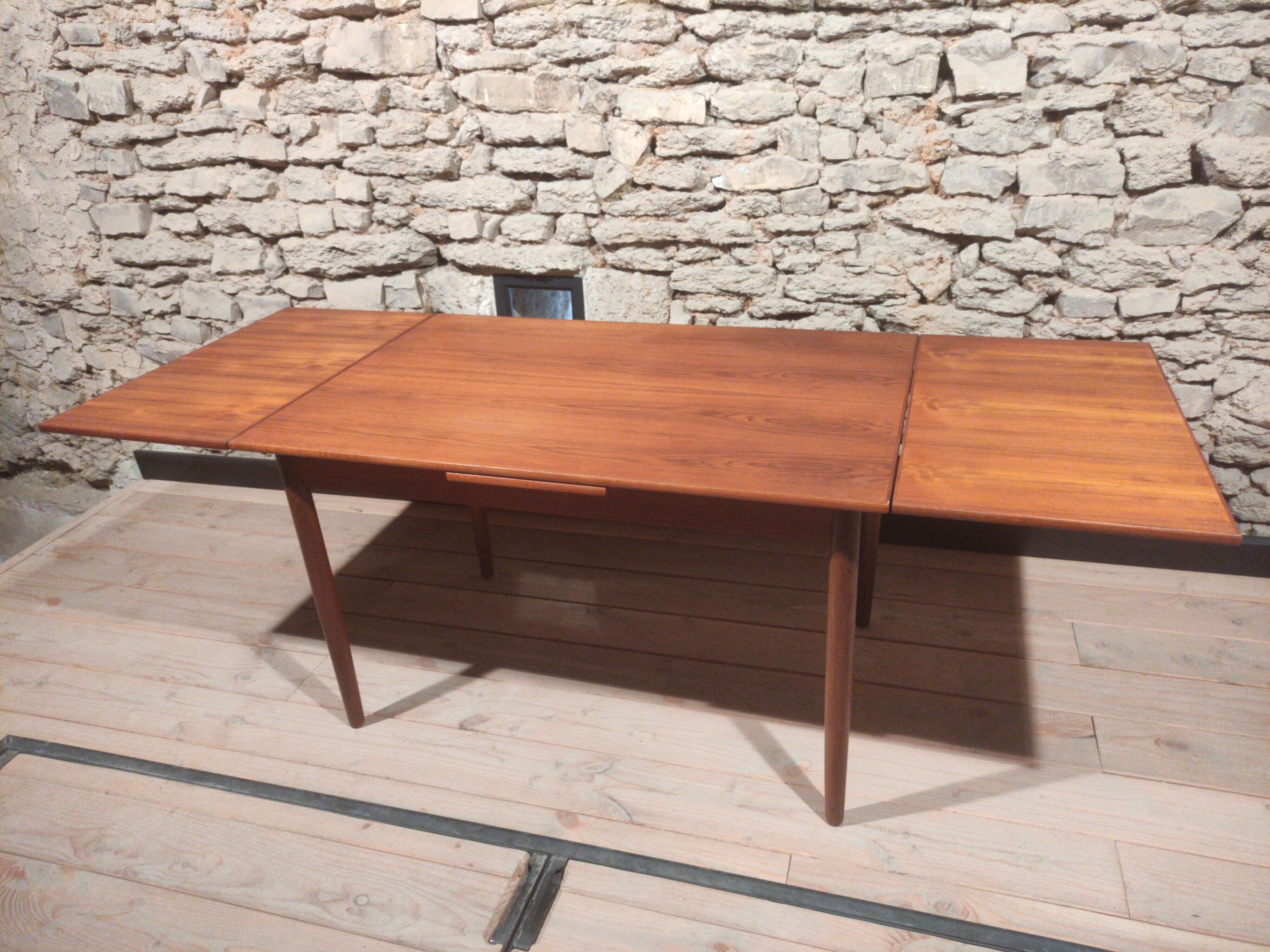 Table vintage scandinave en teck avec deux rallonges