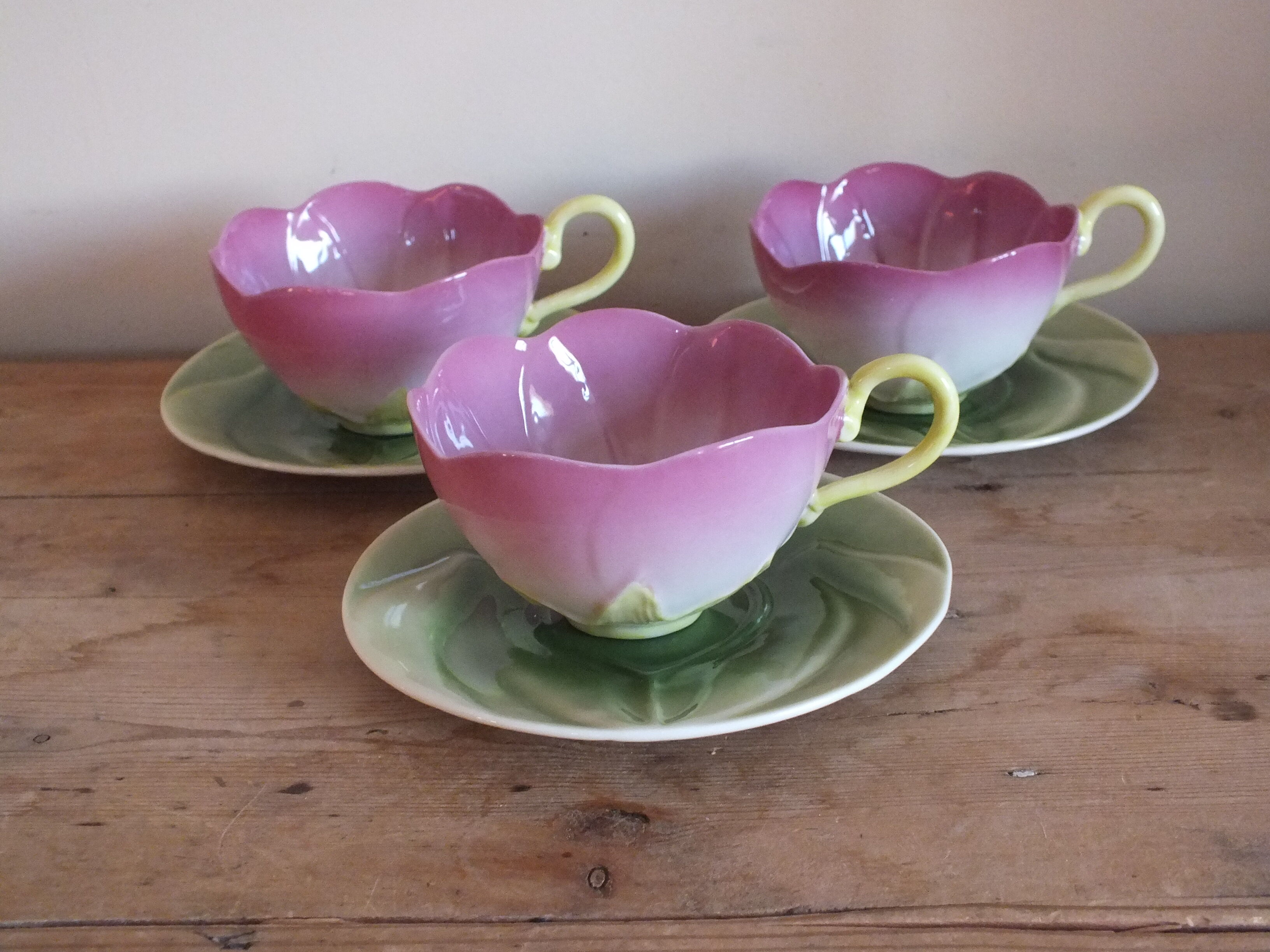 3 pink cups, porcelain flowers Geneviève Lethu