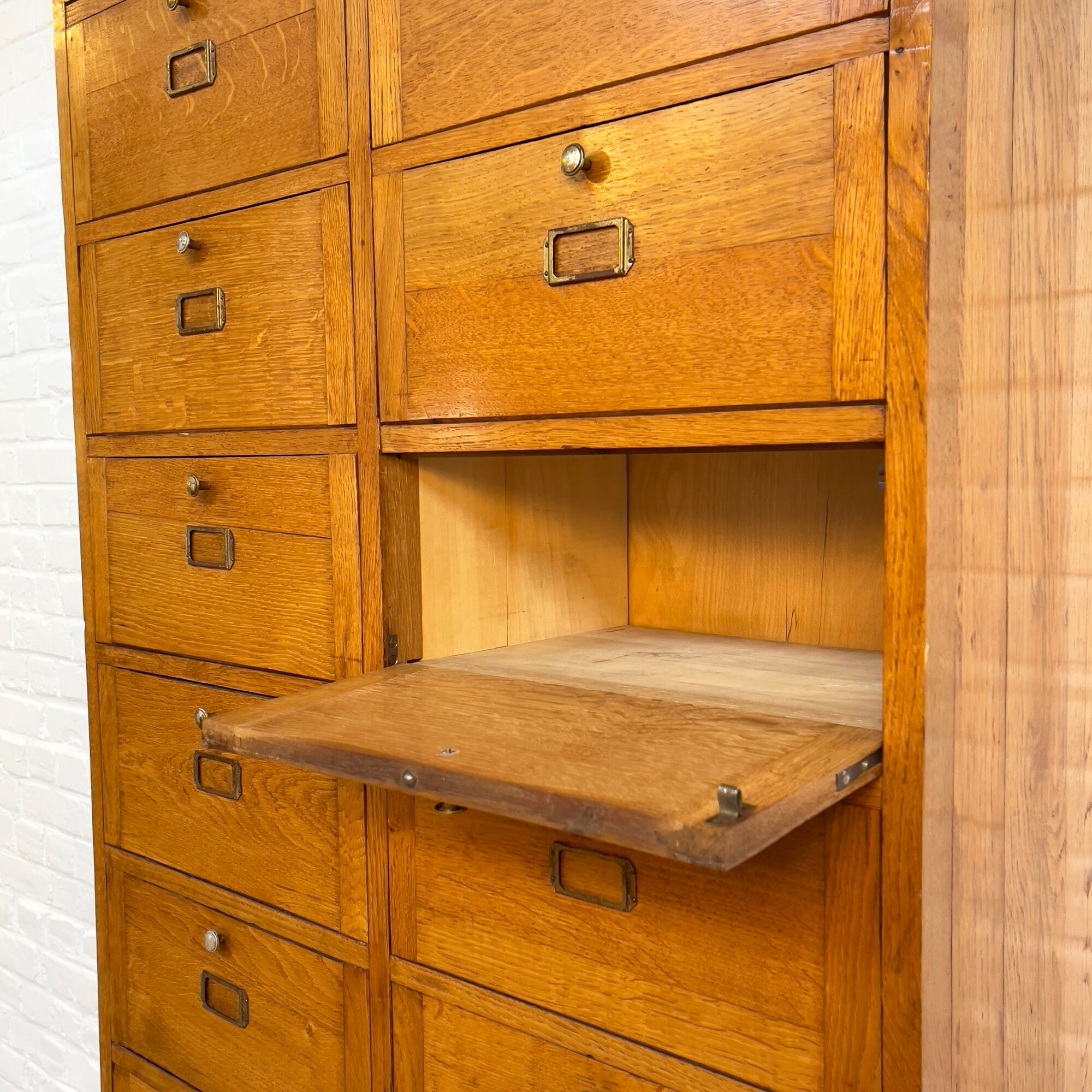 Ancien meuble de notaire en chêne des années 30
