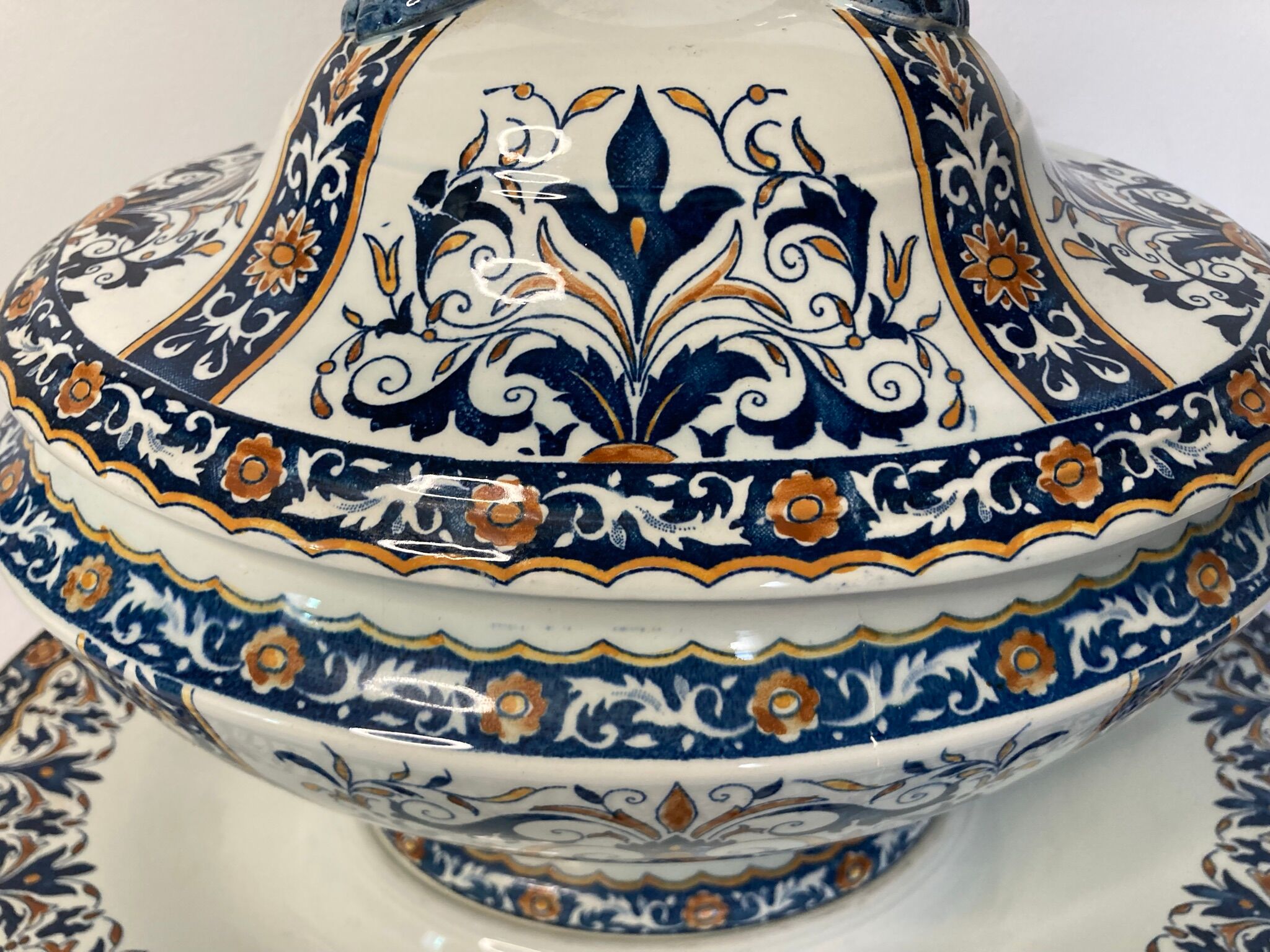 GIEN Soup and sleeping in earthenware decoration of lambrequins XXth
