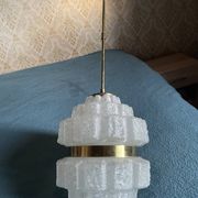 Suspension/lustre en verre moulé et laiton - années 70