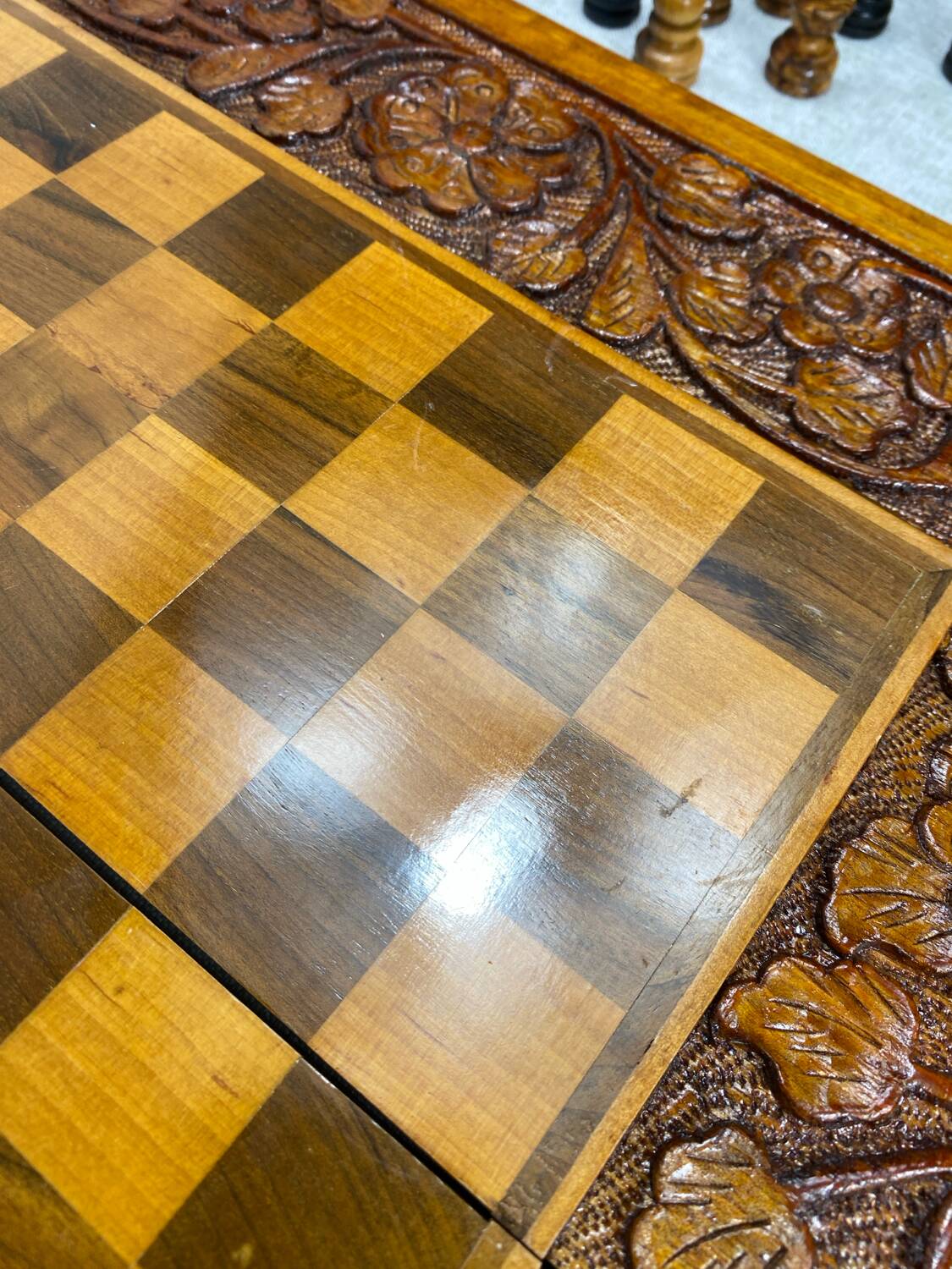 Chess and backgammon set in carved wood and marquetry