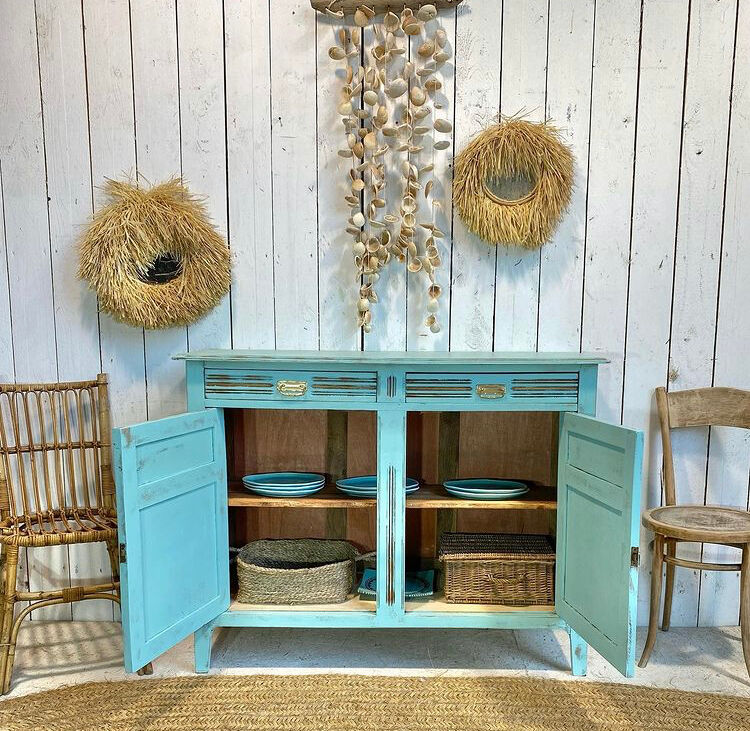 Parisian calypso buffet, patinated blue of the sea