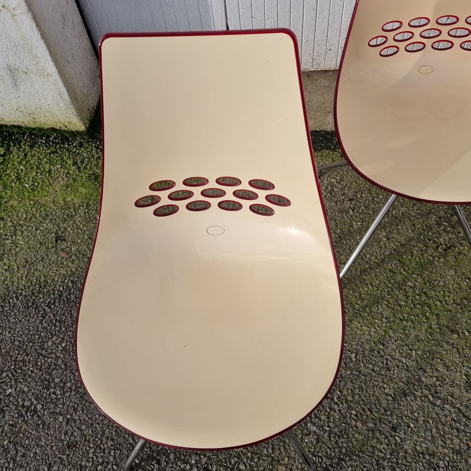 Guzzini dining set, round glass table and 4 shell chairs.