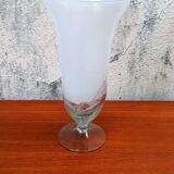 Vase trompette sur pied en verre soufflé.