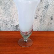 Vase trompette sur pied en verre soufflé.