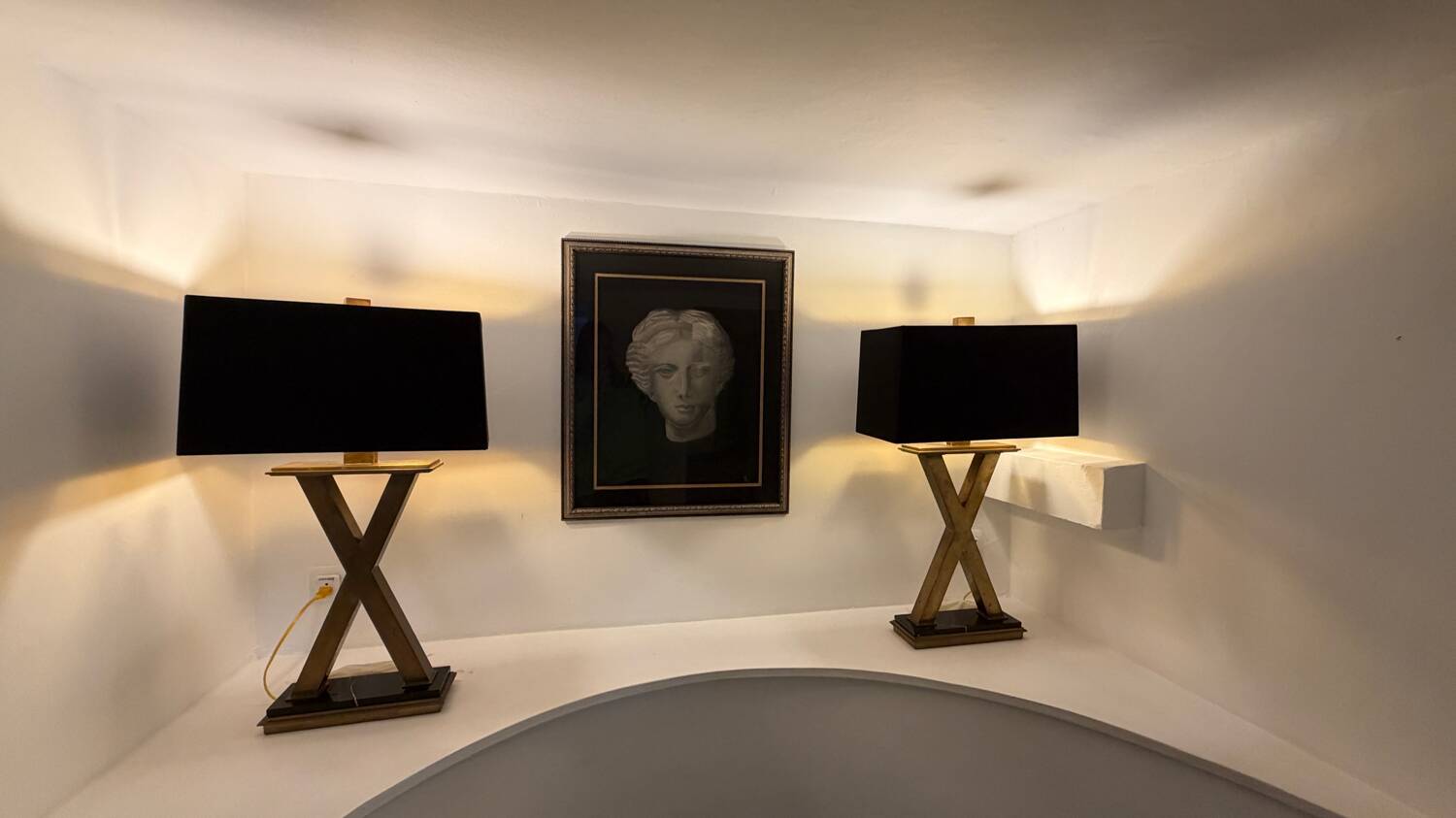 Paire de lampes de table — pied en laiton formé en X, socle marbre noi
