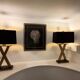 Paire de lampes de table — pied en laiton formé en X, socle marbre noi