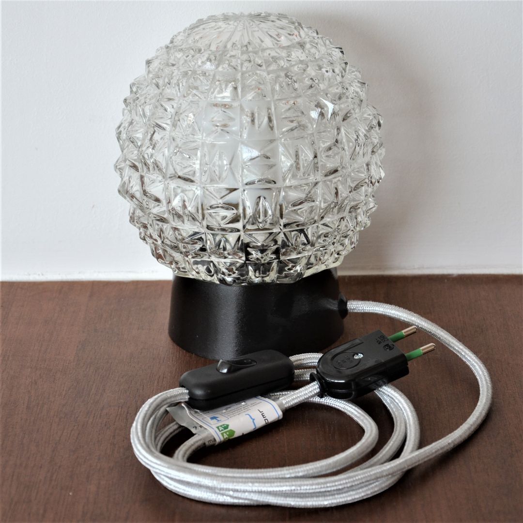 Table lamp globe in chiseled glass