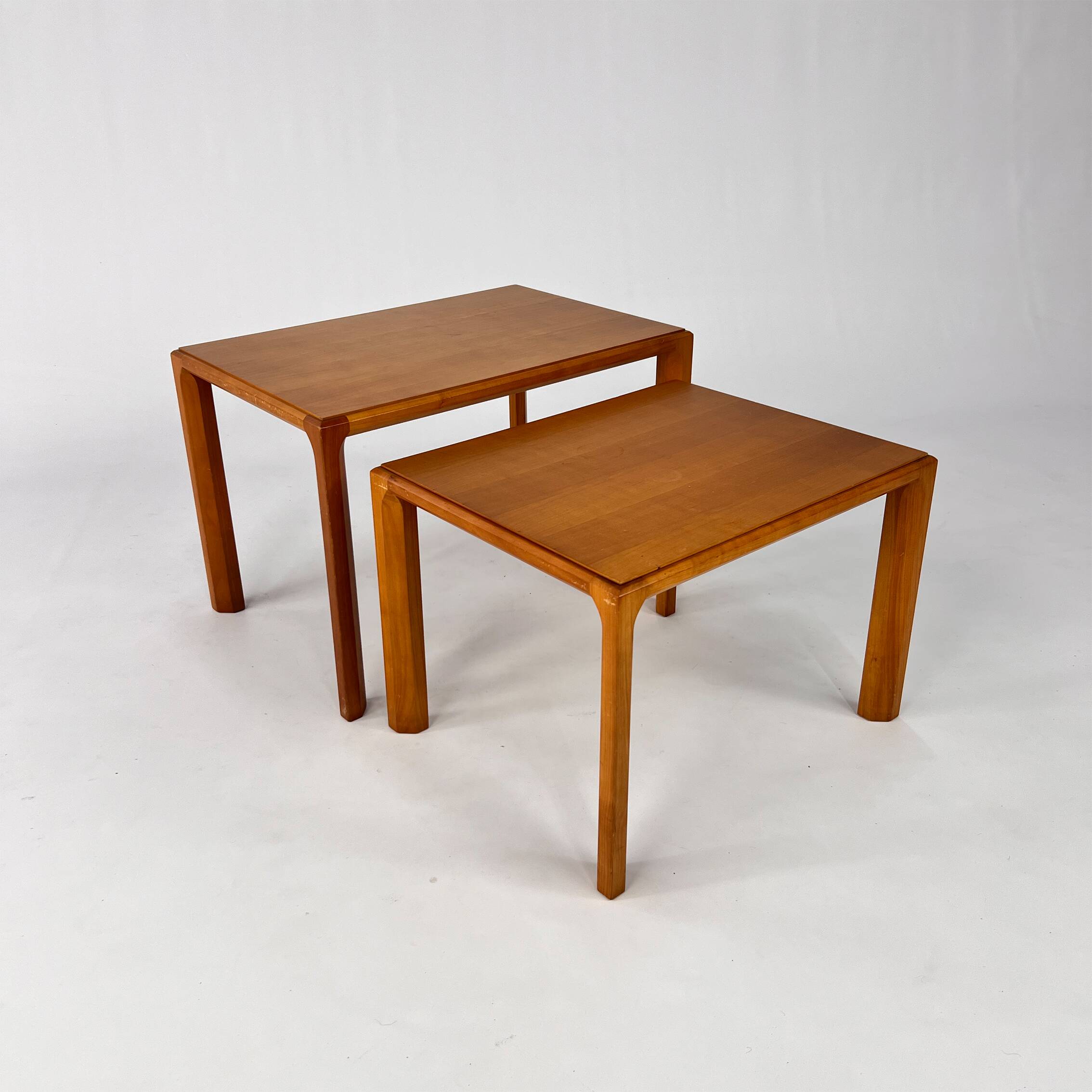 Tables d'appoint anthroposophiques en bois de cerisier, années 1970