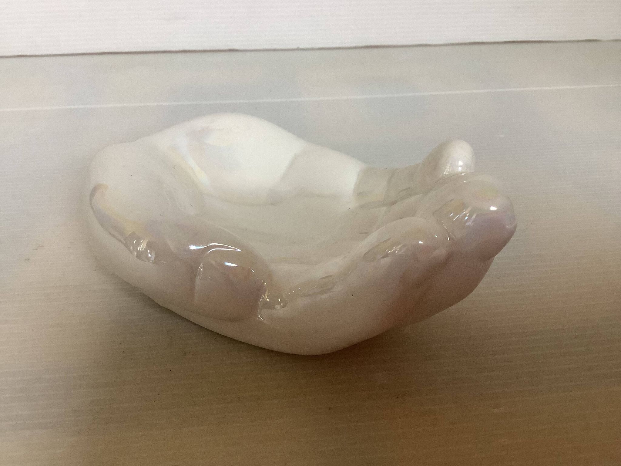 Vide poche baguier main blanc irisé