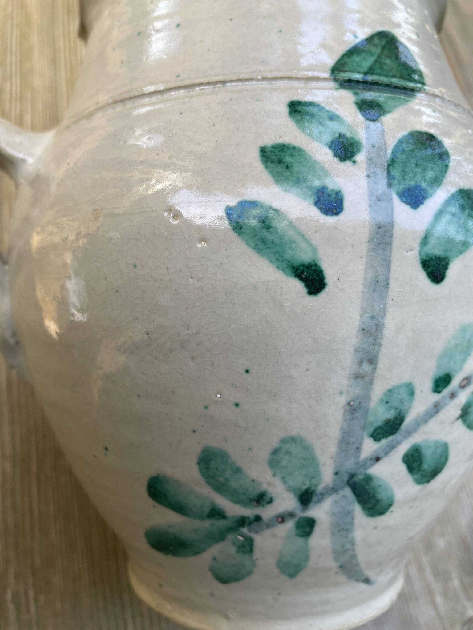 Ancient orza from Lucena, Córdoba, glazed Andalusian pottery with a veined decoration.