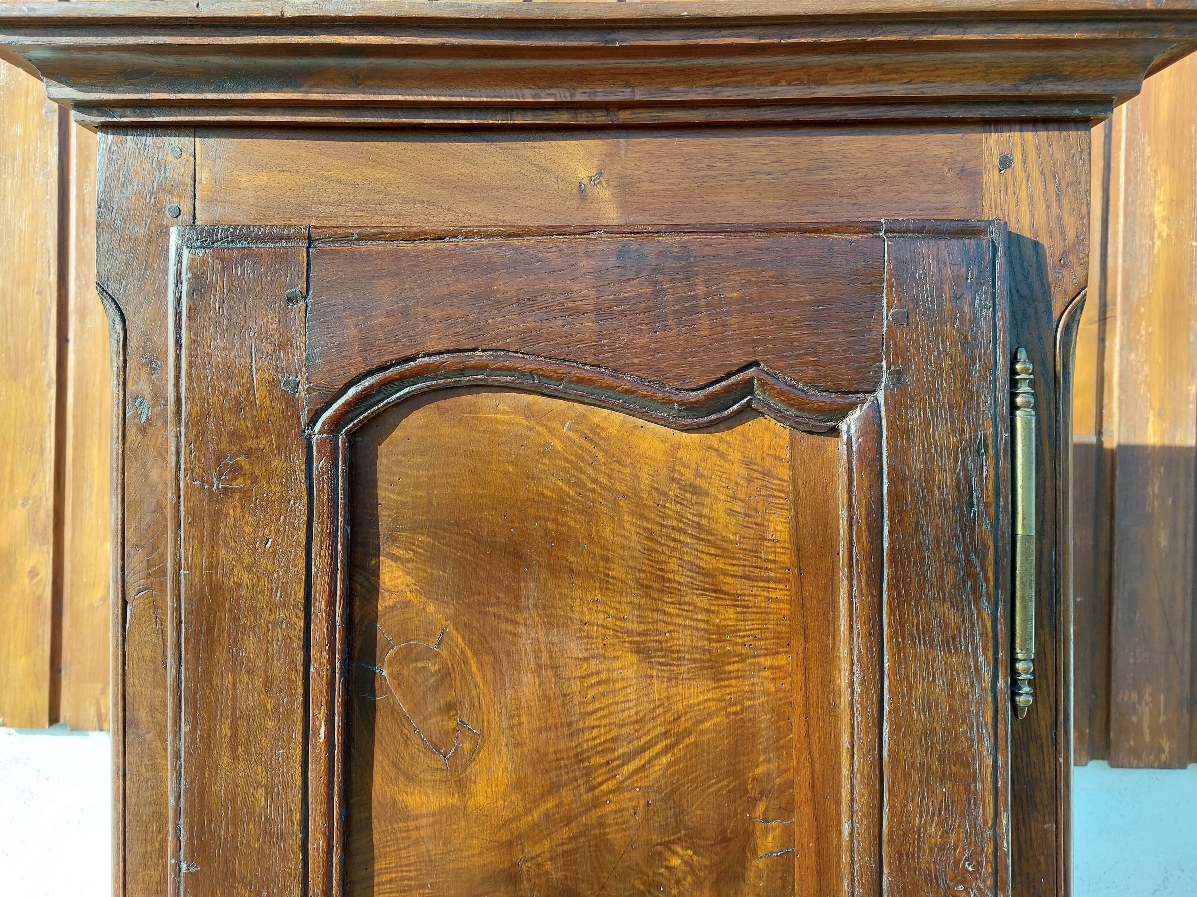 1-door wardrobe, man standing
