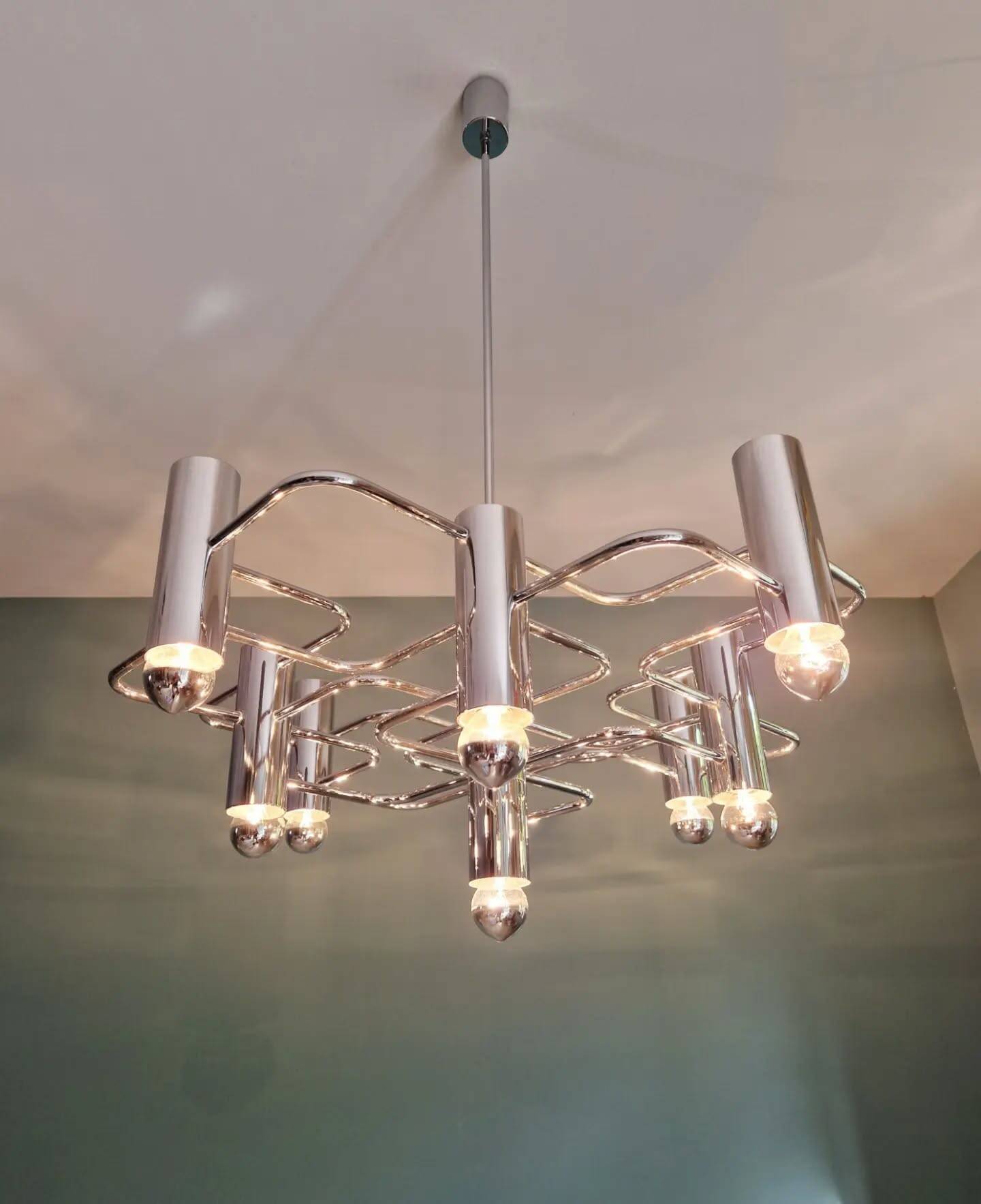 Large geometric chandelier in chrome metal, design by G. Sciolari, 1970.