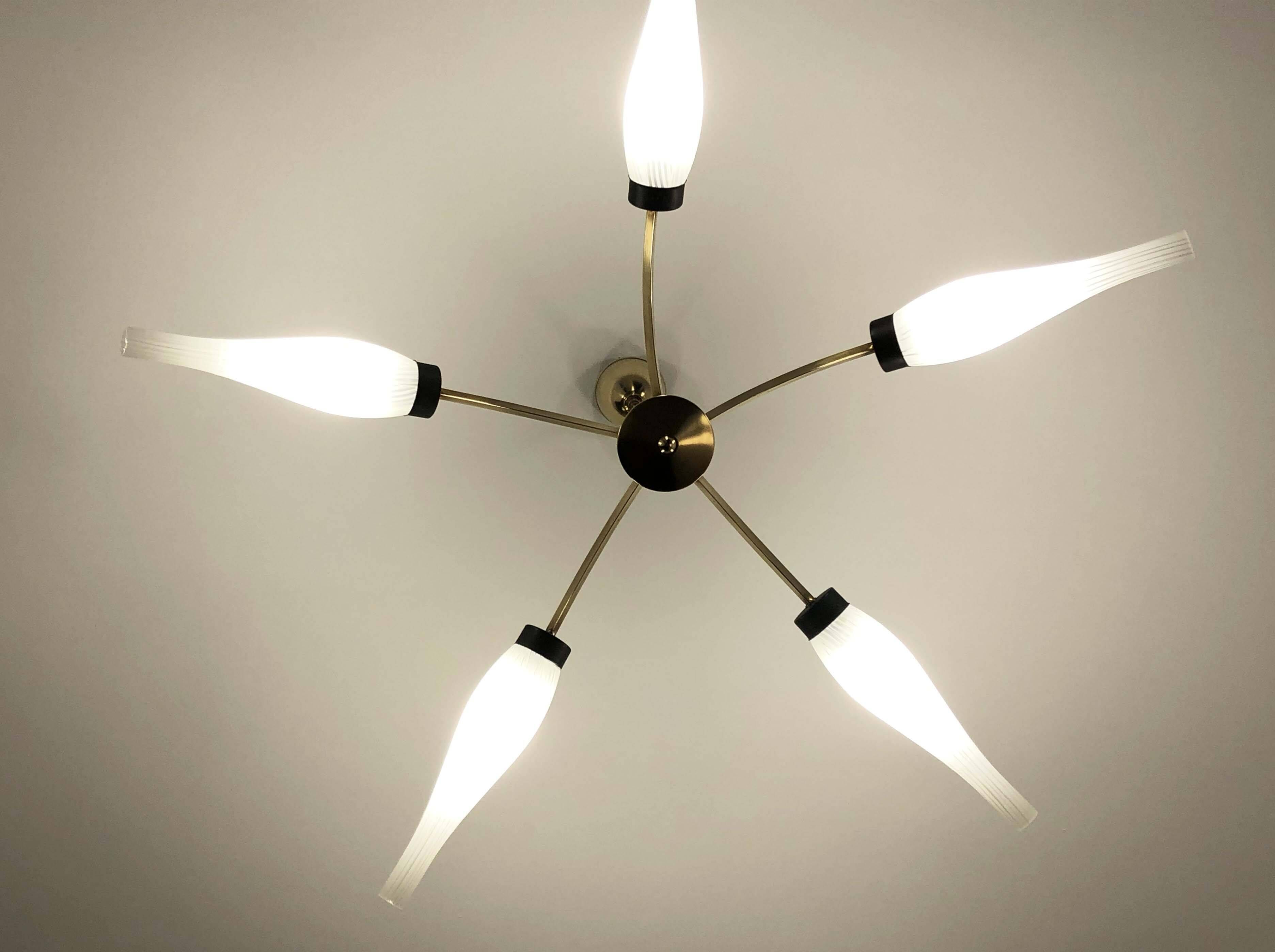 Lustre with 5 branches from the 1960s - 1970s in solid brass and black metal.