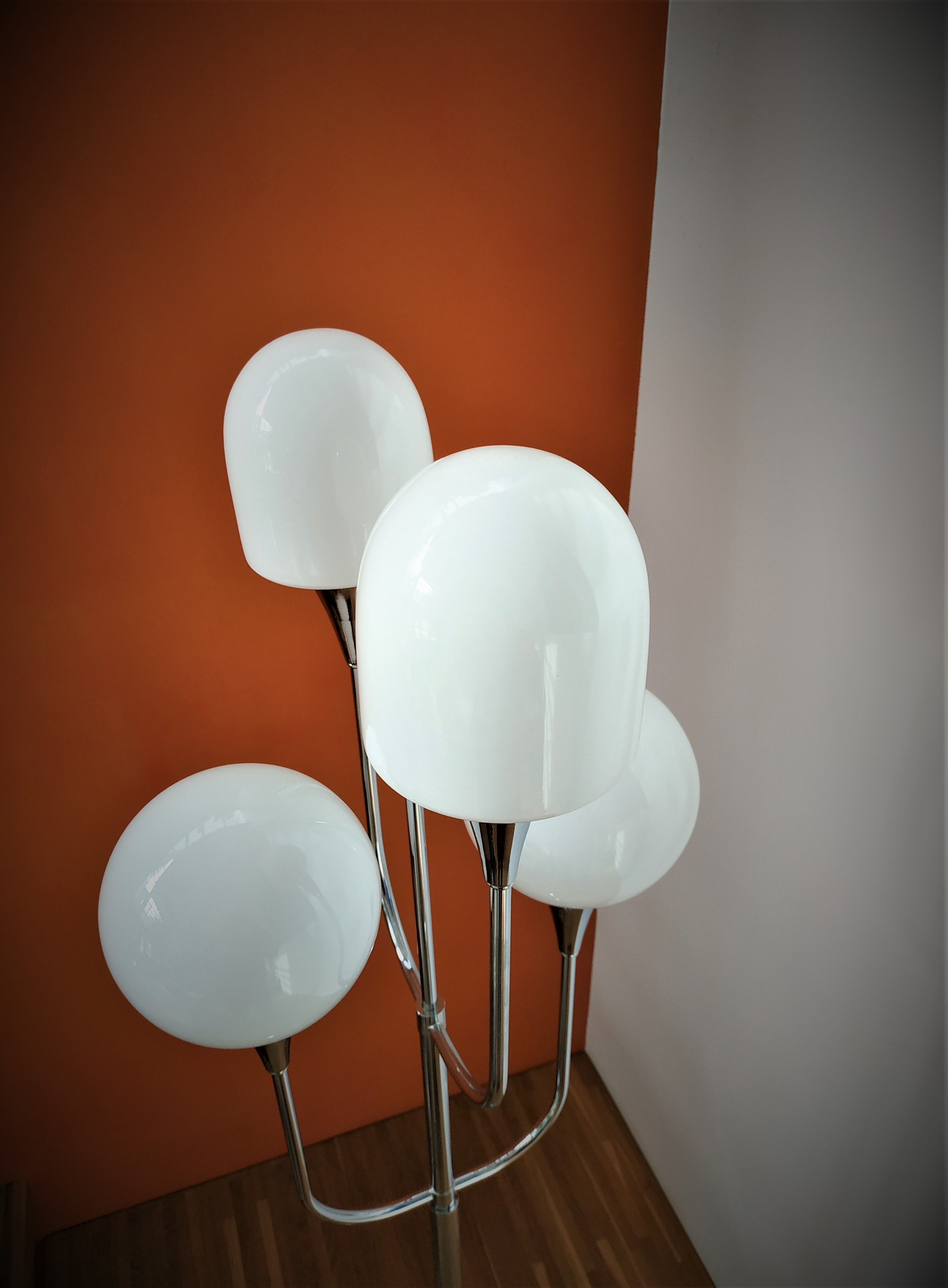 Lampadaire chromé à 4 globes des années 70 dans le gout de Sciolari