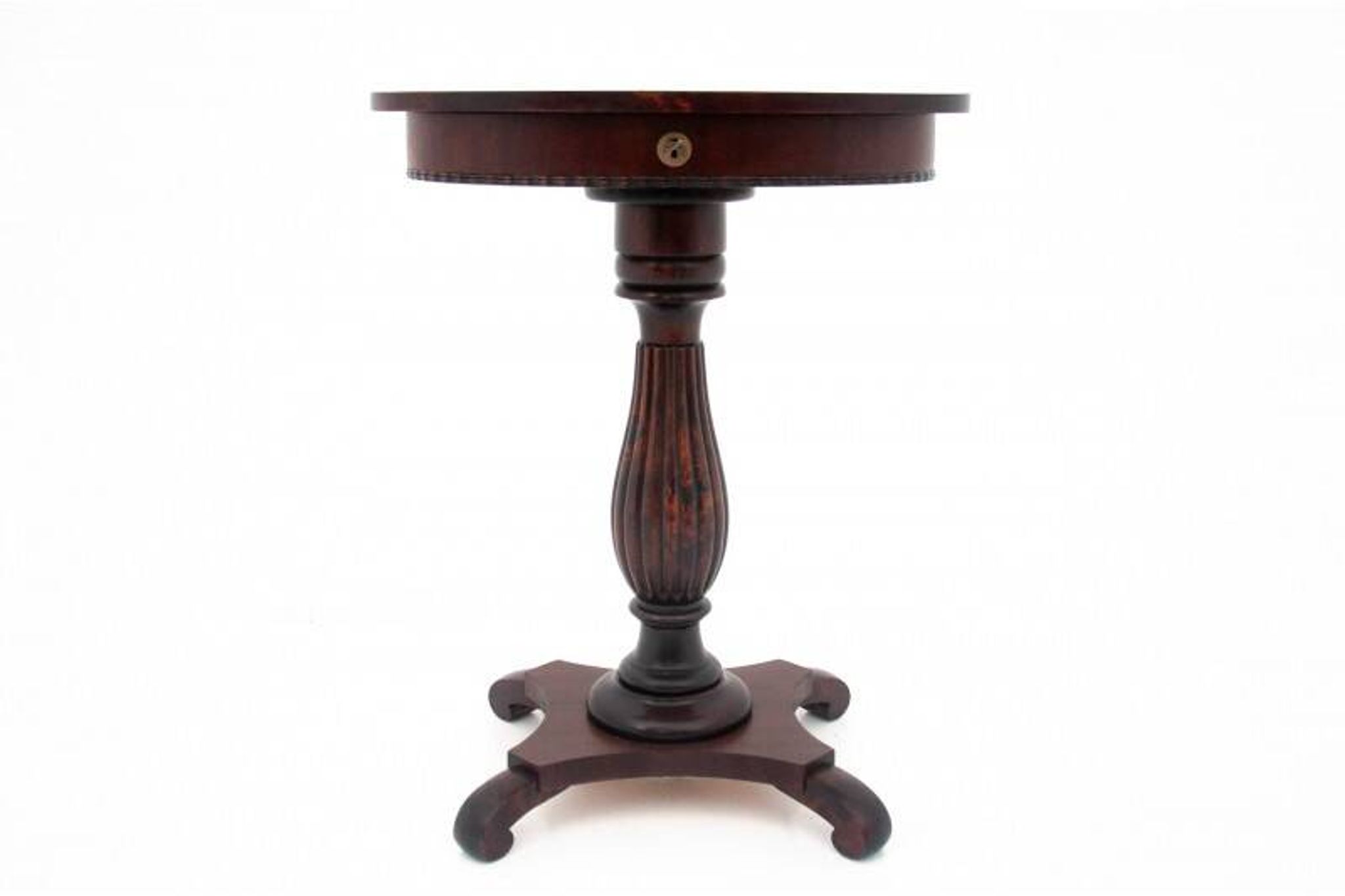 Table à fils ancienne, Europe du Nord, vers 1860. Après rénovation.