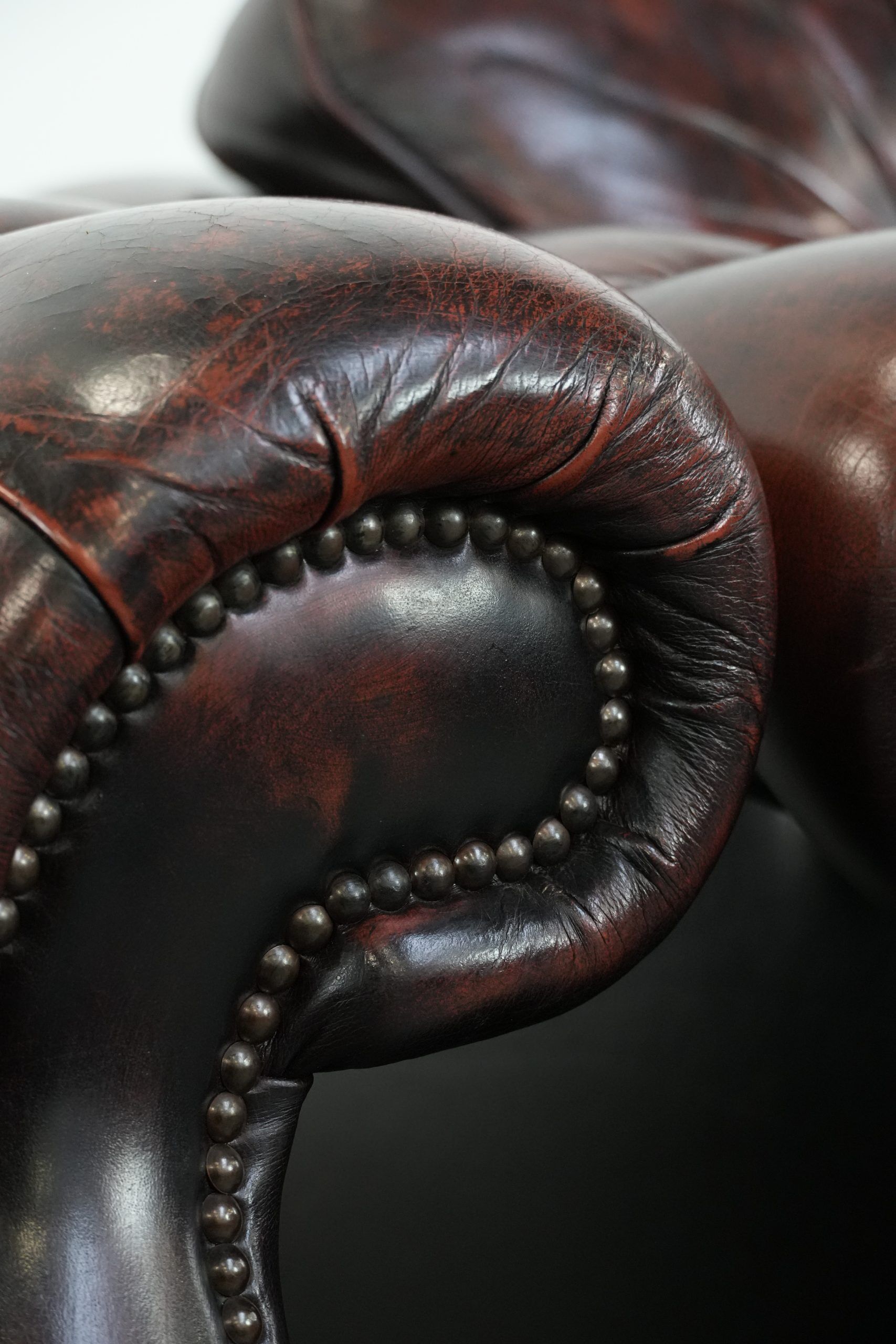 Set of two marbled cowhide leather Chesterfield armchairs in English style