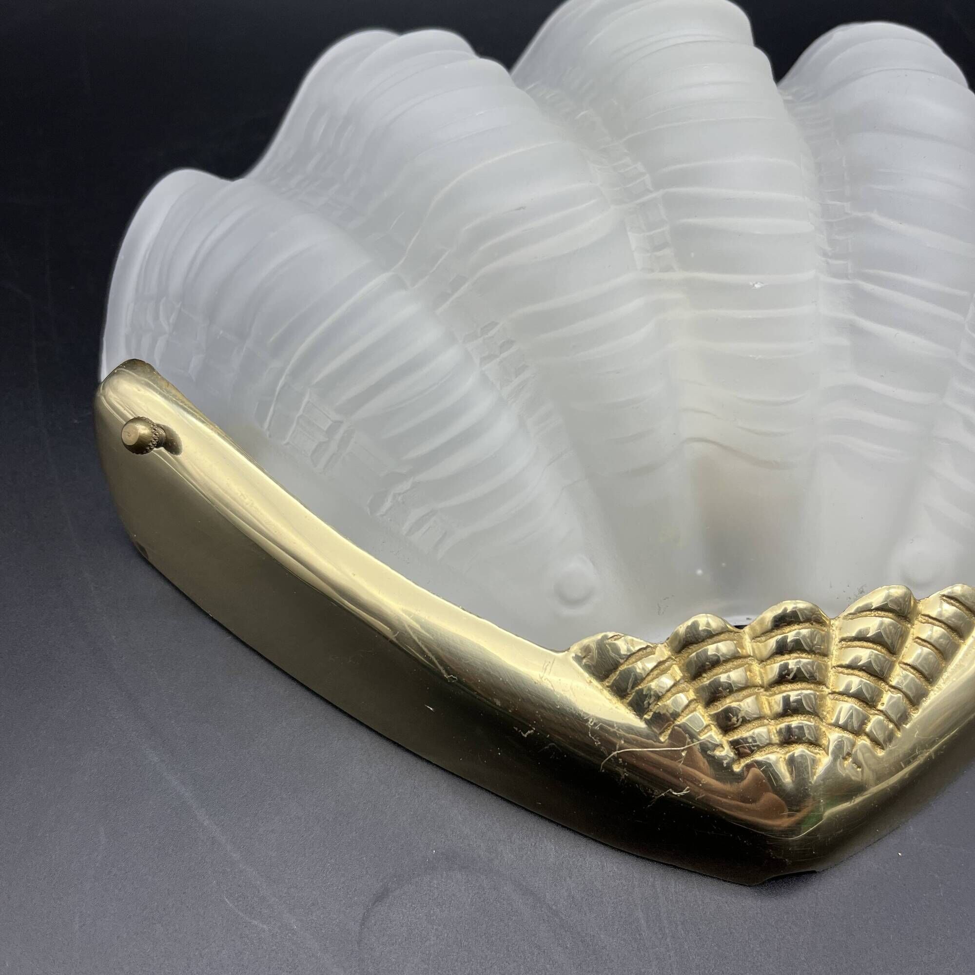 Shell wall light in gilded brass and frosted pressed glass Art Deco style
