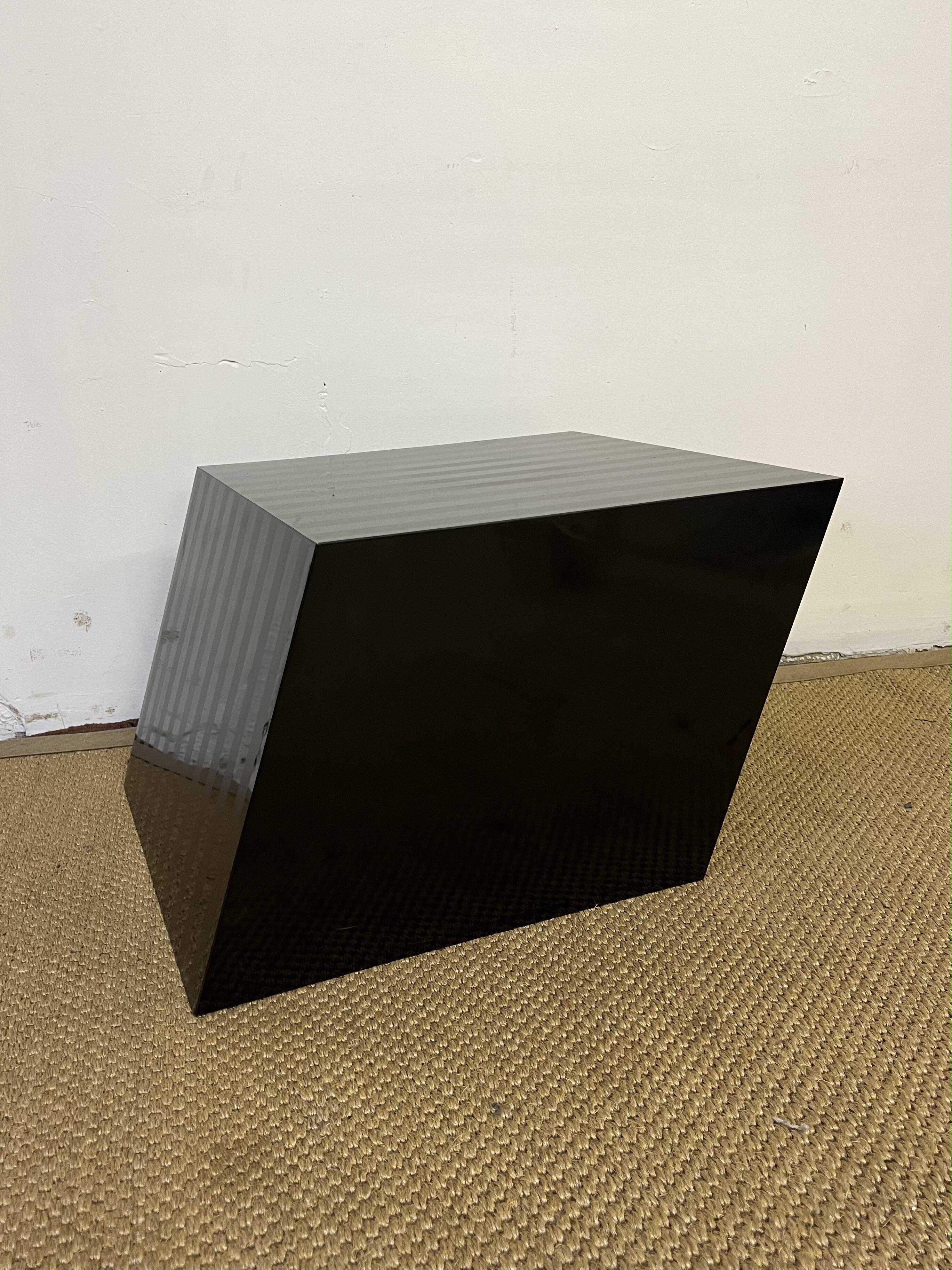 Bout de canapé trapézoïdal