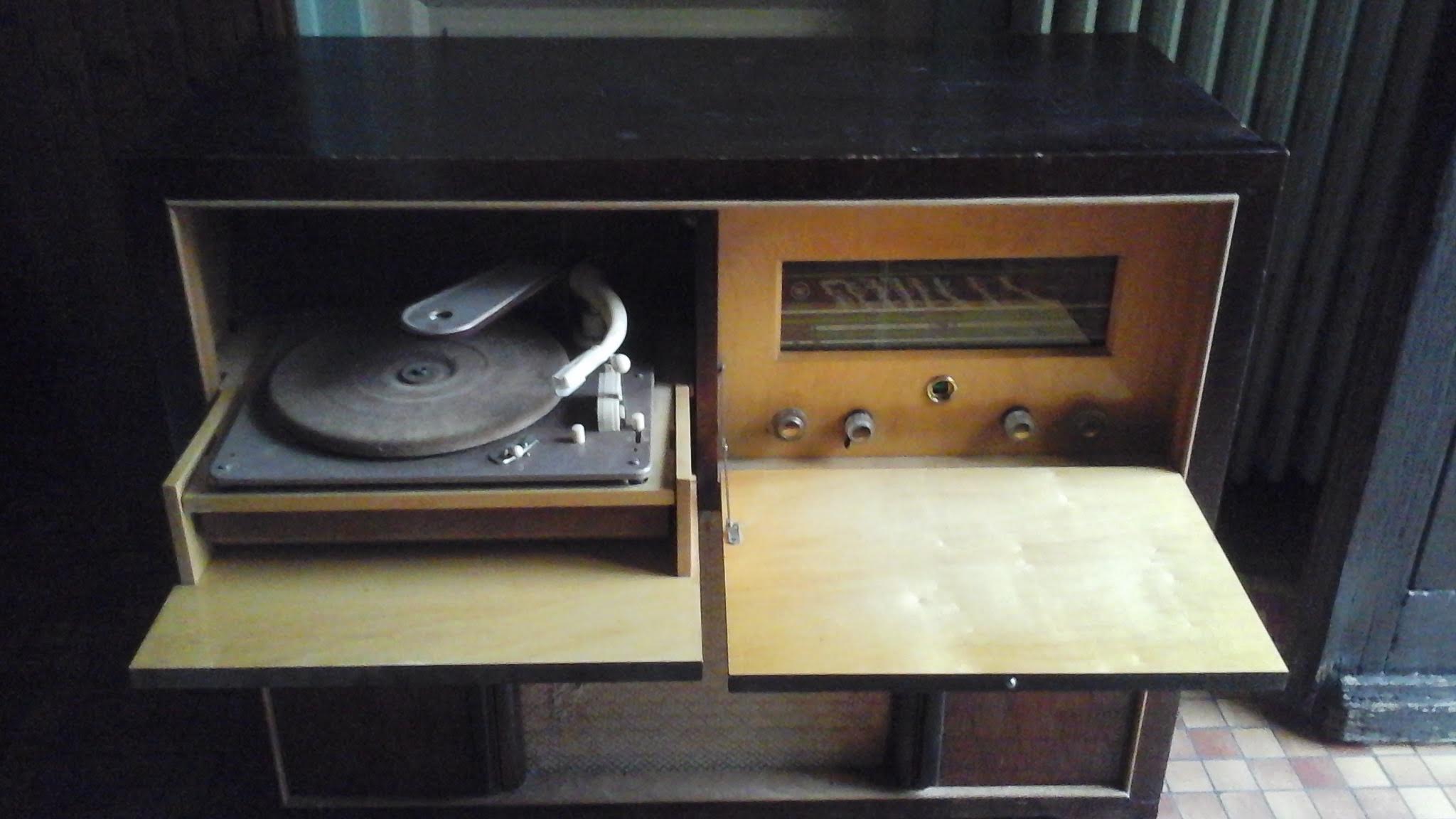 Meuble tournedisque et radio Selency
