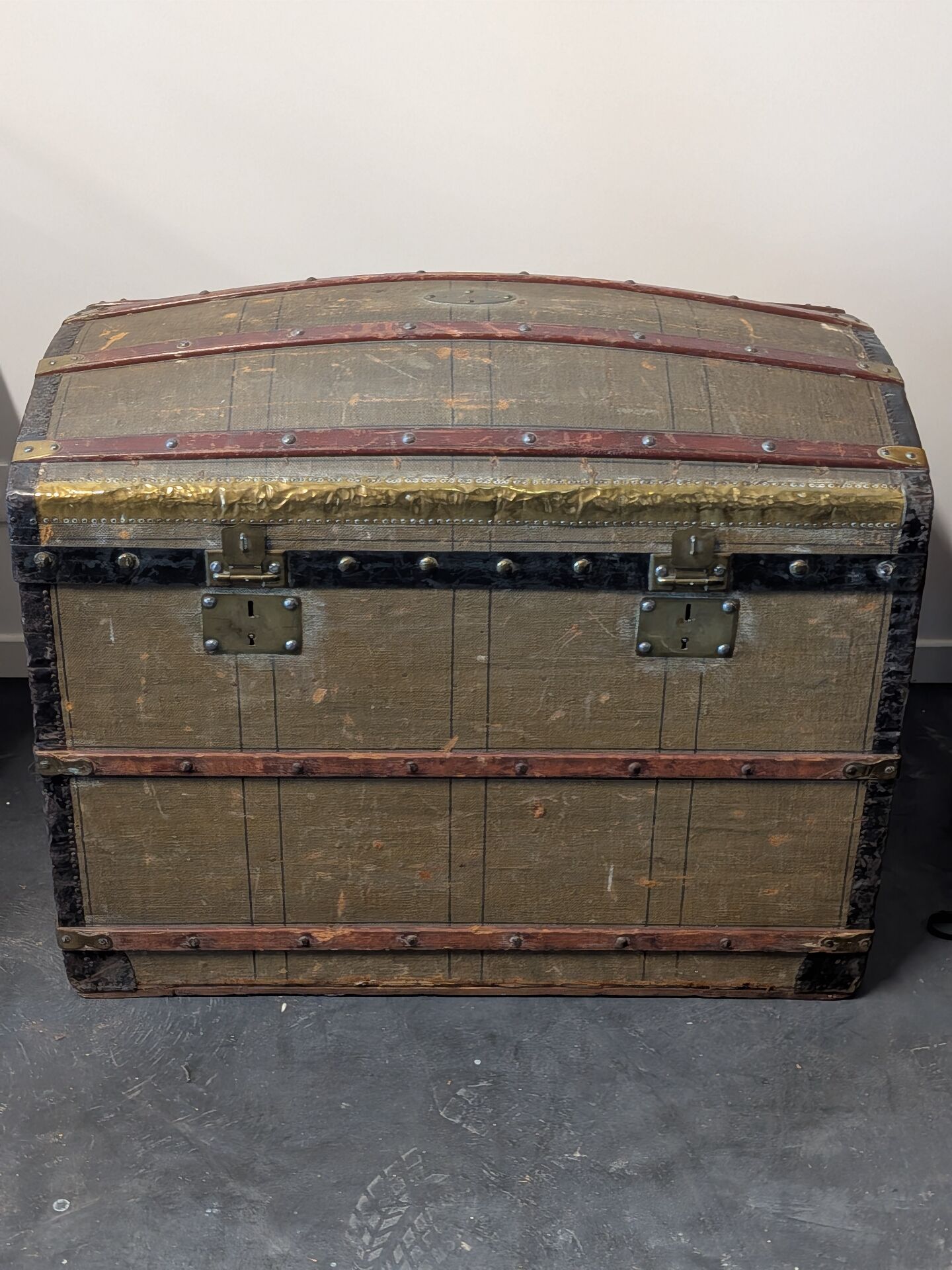 Travel dome-shaped trunk from the late 19th century, trunk maker J.M. Gey Aîné in Bordeaux, has