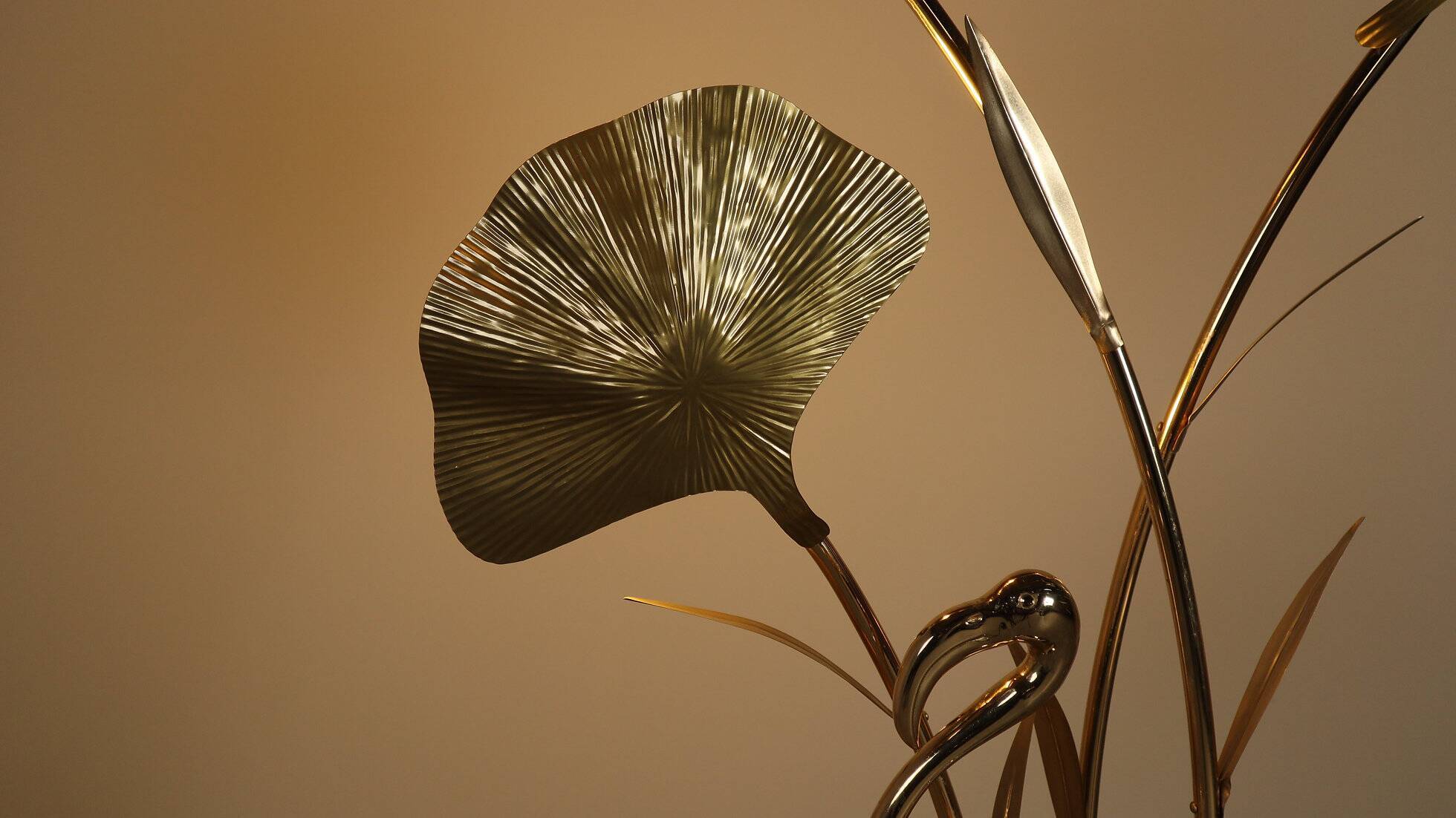 Grand lampadaire en laiton en forme de flamant rose, orné de feuilles de ginkgo sculptées, années 1970