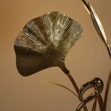 Grand lampadaire en laiton en forme de flamant rose, orné de feuilles de ginkgo sculptées, années 1970