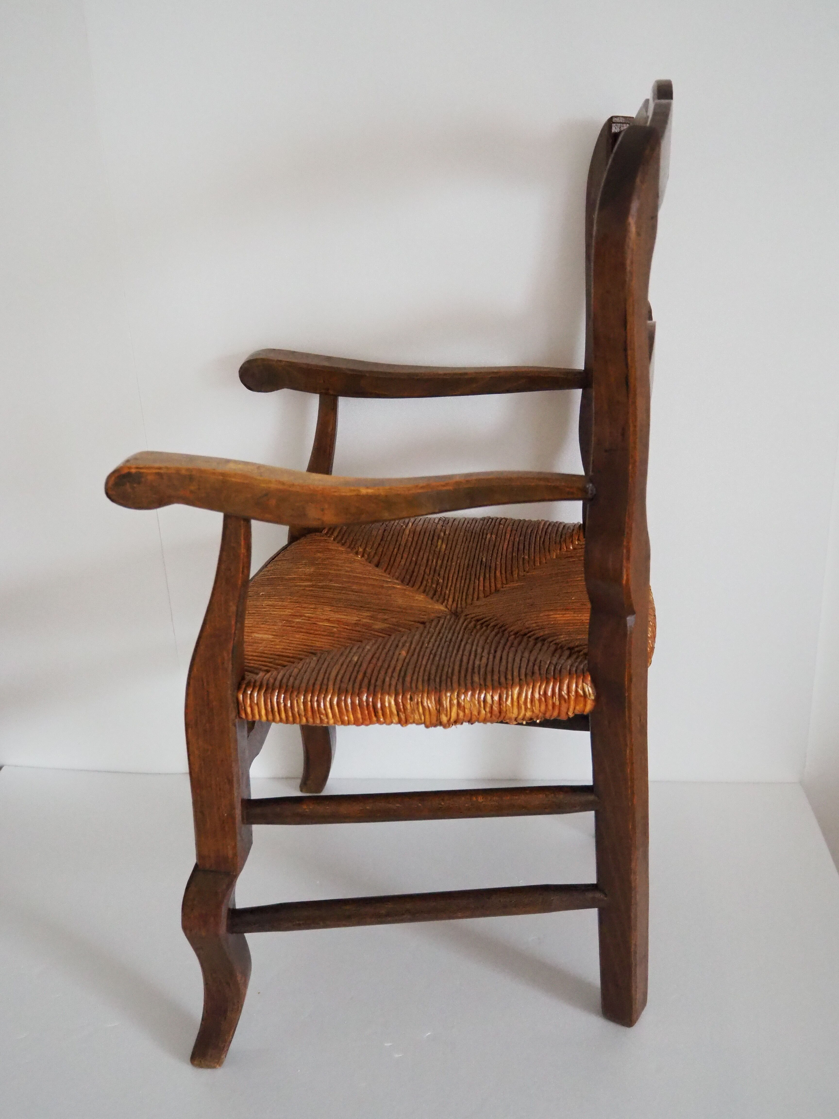 Children's armchair in solid wood with its mulched seat