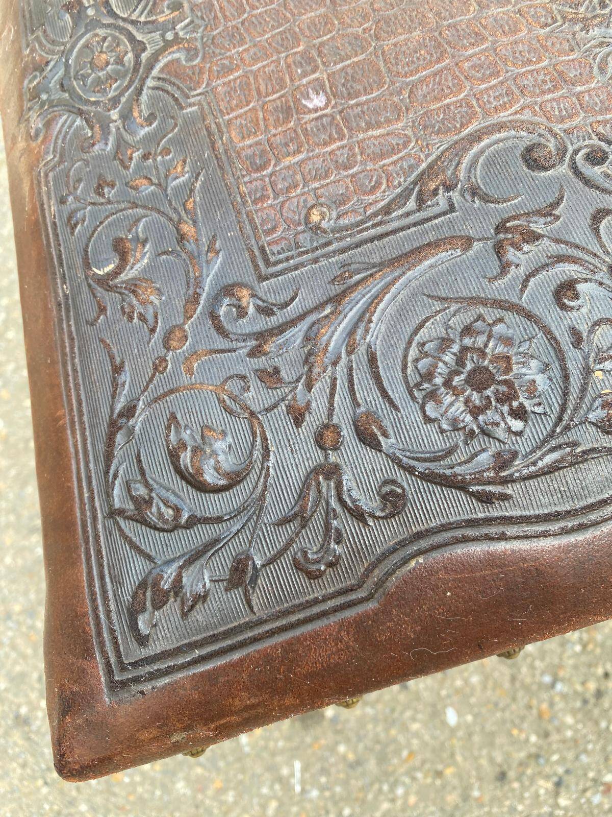 4 Henri II chairs in solid wood and leather from the 19th century.