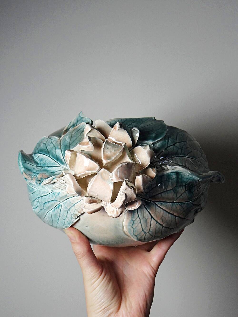 Vase boule décor relief floral en céramique artisanale signé Dina