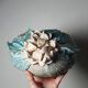 Vase boule décor relief floral en céramique artisanale signé Dina