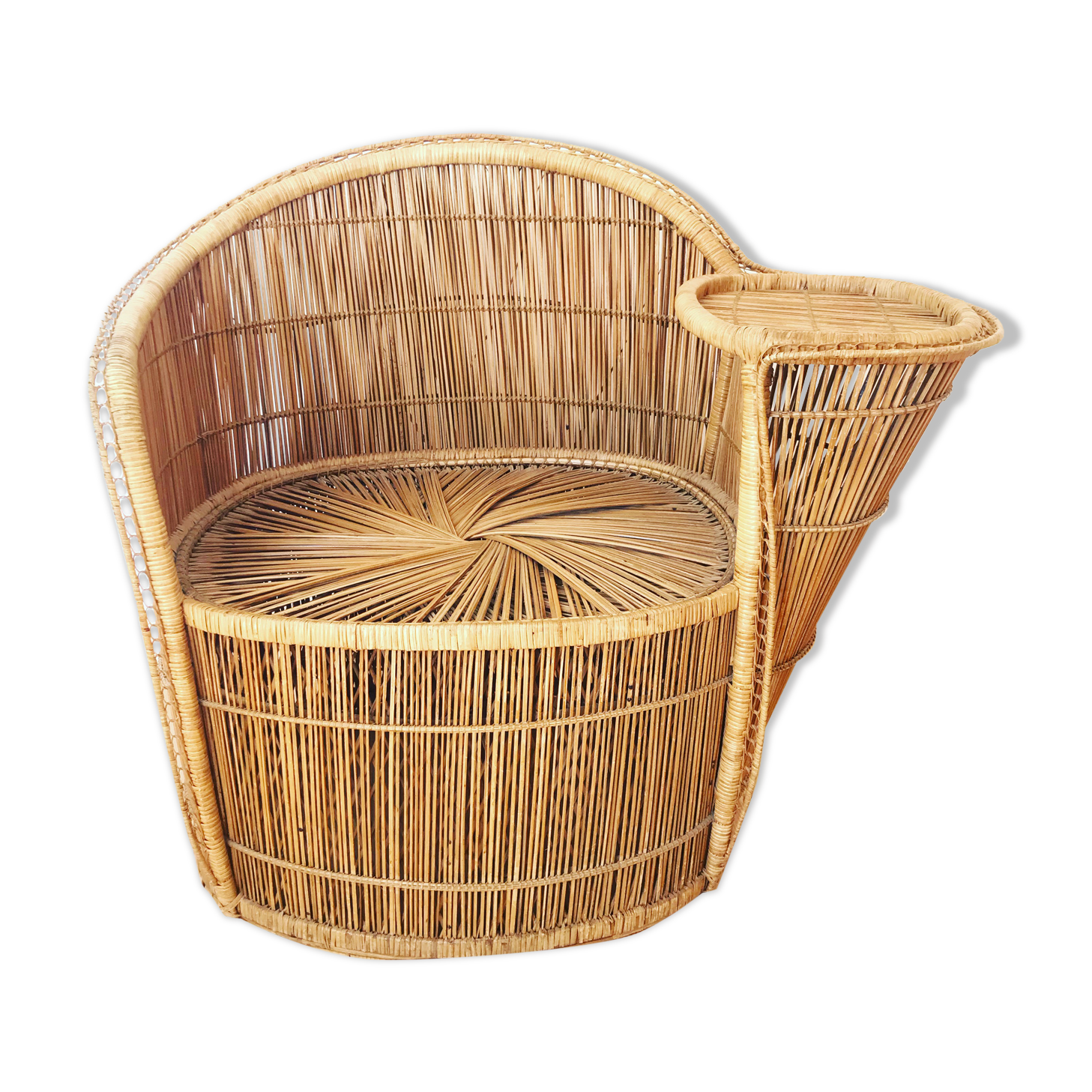 Fauteuil vintage à tablette en osier