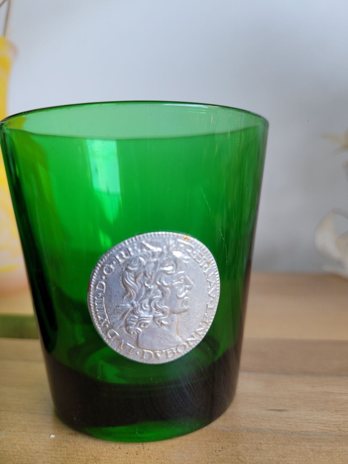 Set of 2 glasses with Dubonnet medallions