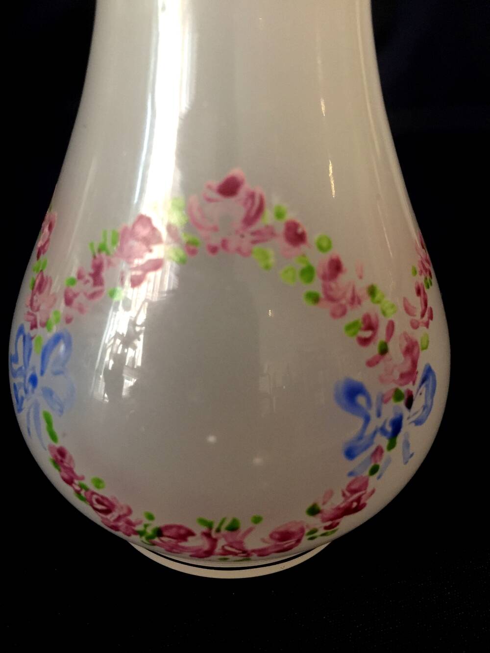 Small soliflore vase in white opaline with floral decor