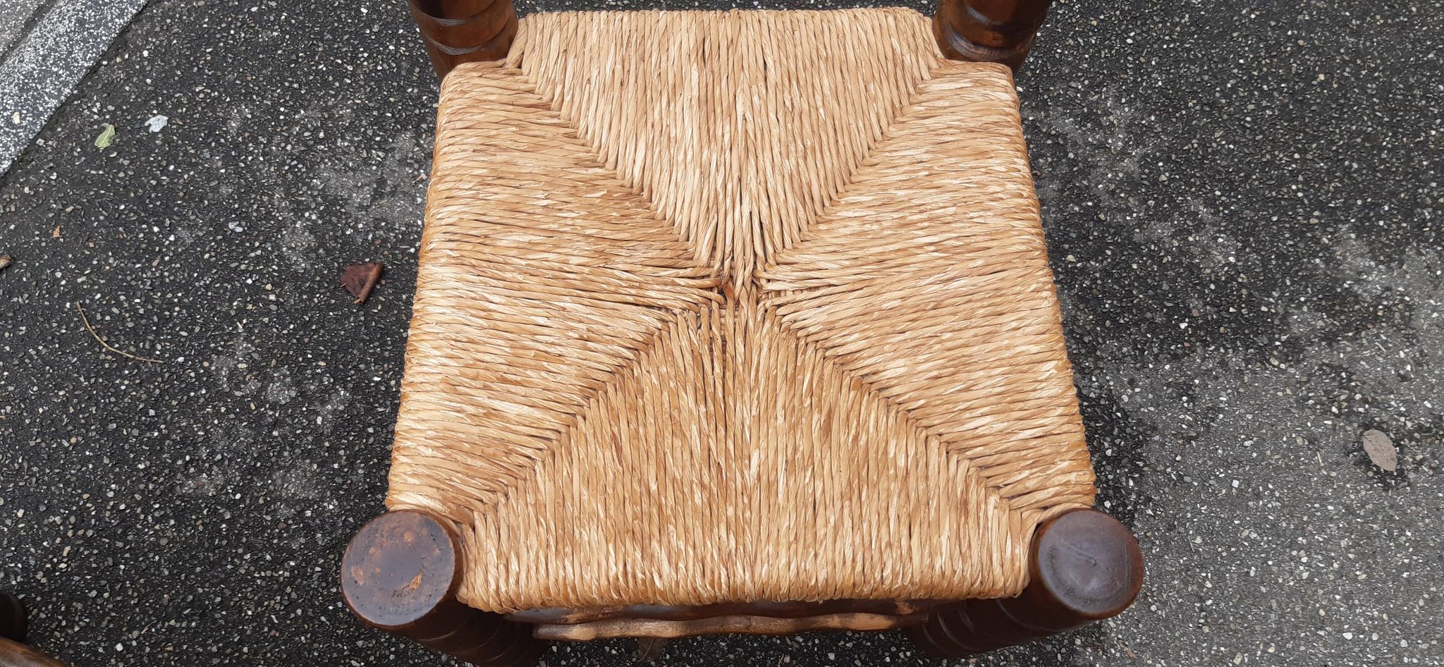 4 chaises brutalistes en bois tourné et paille